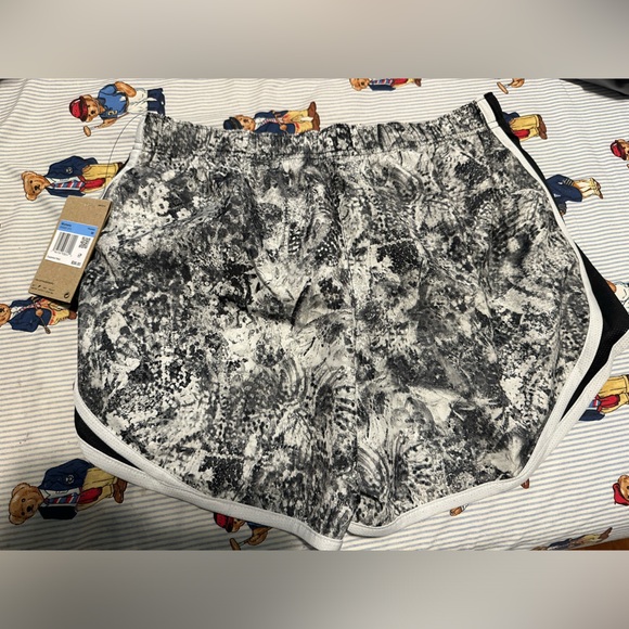 NWT Nike Women's Dri-Fit Tempo Running Shorts - Picture 5 of 8